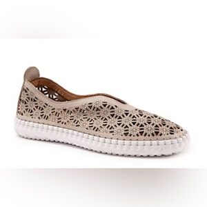 Bueno Genuine Leather upper and lining Slip-On Shoes. Comfort and chic! EU 39